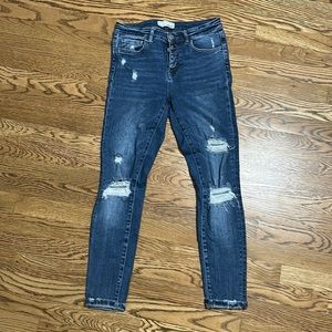 Vervet 5/27 medium wash skinny jeans distressed. Ankle length.